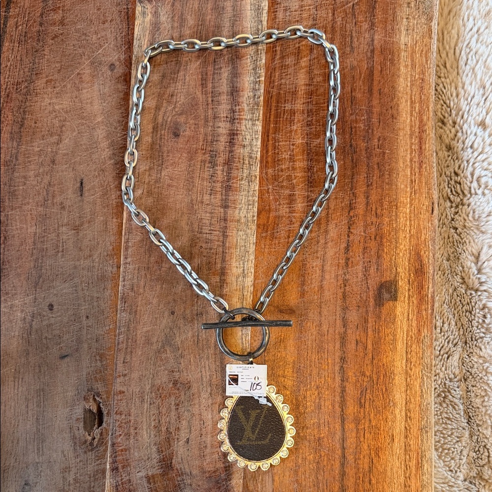 Elegant Black and Silver Pendant Necklace